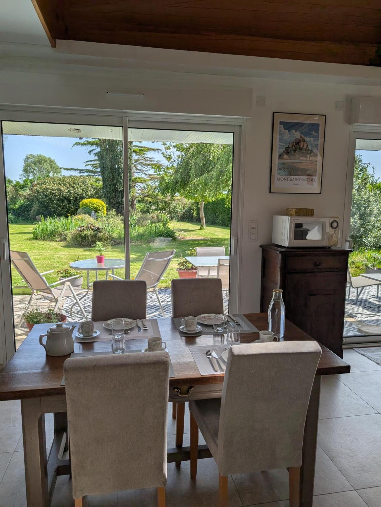 ユイヌ・シュル・メール A L Ombre Du Mont Saint Michel Bed & Breakfast エクステリア 写真